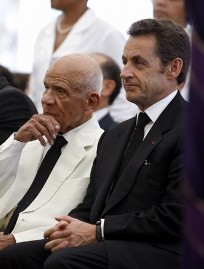 Le docteur Pierre Aliker ( gauche) aux cts de Nicolas Sarkozy lors de l'hommage national rendu  Aim Csaire... 