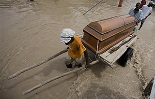 Le cercueil d'une victime transporté sous les flots