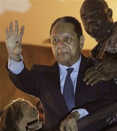 Jean-Claude Duvalier au balcon de l'htel Karibe  Port-au-Prince salue ses supporters