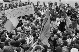 Des exils hatiens  Paris manifestant contre la venue en exil de Jean-Claude Duvalier le 7 fvrier 1986