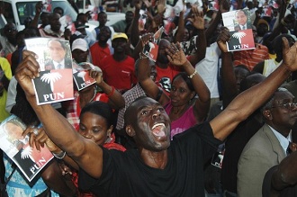 Des partisans de Jean-Claude Duvalier tenant des flyers qui lui souhaitent un bon retour