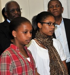Les filles de Jean-Betrand Aristide coutent alors que leur pre parlent aux mdias