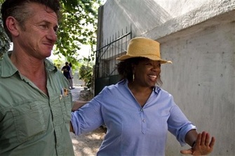 Oprah Winfrey et Sean Penn le lundi 12 dcembre 2011  Port-au-Prince