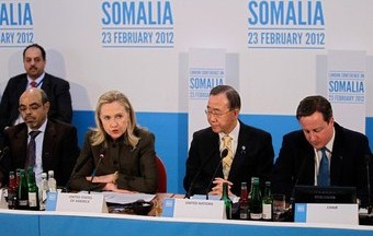 Hillary Clinton entoure de Ban Ki Moon, de Meles Zenawi et de David Cameron jeudi 23 fvrier 2012  Londres