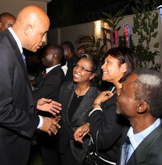 Michel Martelly avec des membres de la communaut hatienne de RDC