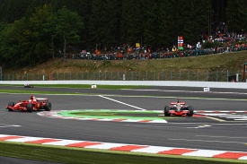 Lewis Hamilton court-circuitant la chicane