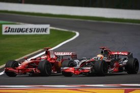 Lewis Hamilton entamant sa tentative de dpassement sur Kimi Raikkonen