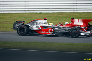 Lewis Hamilton après navoir été heurté par son concurrent Felipe Massa