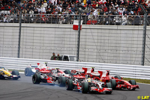 Lewis Hamilton au premier freinage