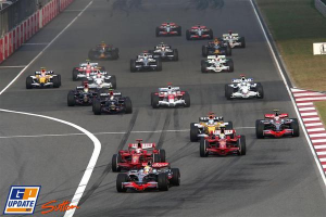 Lewis Hamilton vire en tête au premier virage