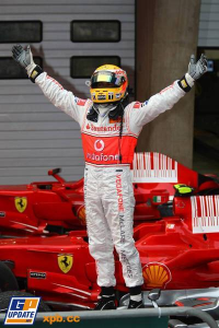 Lewis Hamilton juché sur sa monoplace après sa victoire
