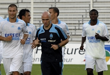 Senah Mango tout � droite, � l'entra�nement avec le groupe pro de l'OM
