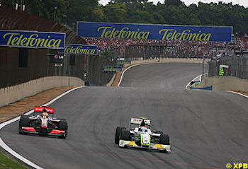 Lewis Hamilton prt de Rubens Barrichello