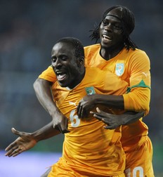 Seydou Doumbia f�te son but en compagnie de Gervinho