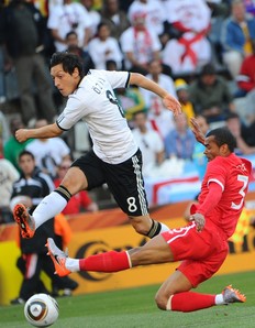 Mezut Ozil face à Ashley Cole