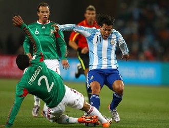 Carlos Tevez face au mexicain Francisco Rodriguez