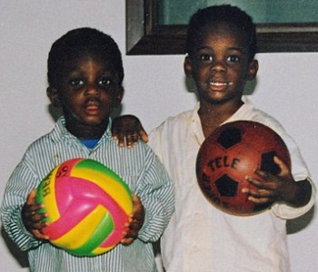 Mario Balotelli (à droite) à l'âge de 3 ans en compagnie de son frère Enoch