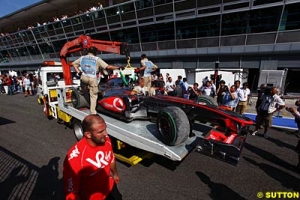 La voiture de Lewis Hamilton ramene aux stands