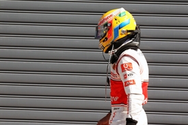 Lewis Hamilton rentrant  son stand sans enlever son casque