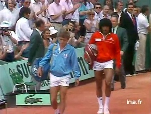 Yannick Noah et Mats Wilander font leur entre lors de la finale de Roland Garros 1983