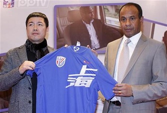 Jean Tigana en compagnie de Zhu Jun, propritaire du club de Shangai Shenhua le 18 dcembre 2011
