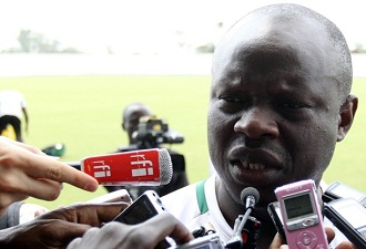 Le coach sngalais Amara Traor rpond aux mdias le mardi 24 janvier 2012