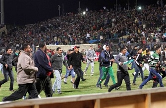 Des supporters descendent sur la pelouse aprs le match entre Al Masry et Al Ahly