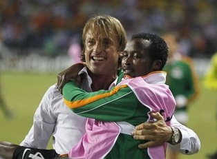 Le coach zambien Herv Renard clbre le titre avec Joseph Musonda