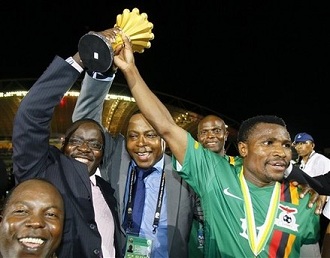 Christopher Katongo, le capitaine zambien , avec Kalusha Bwalya (2me  partir de la droite) prsident de la fdration
