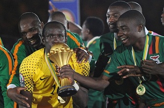 Les joueurs zambiens avec le trophe aprs leur victoire  la can