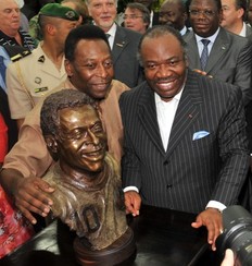 Pel et Ali Bongo lors de l'inauguration d'une statue de Pel au Stade de l'amiti  Libreville le 9 fvrier 2012