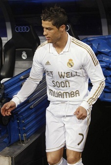 Cristiano Ronaldo vtu d'un maillot comportant un message de soutien  Fabrice Muamba lors du match face  Malaga le 18/3/12
