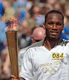Didier Drogba avec la flamme olympique  Londres le 23 mai dernier