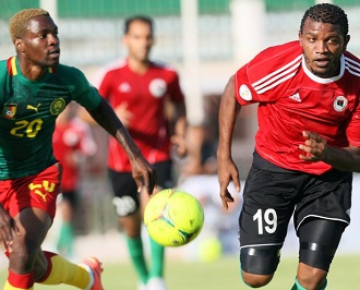 L'attaquant libyen Ahmed Zuway face au défenseur camerounais Georges Mandjek