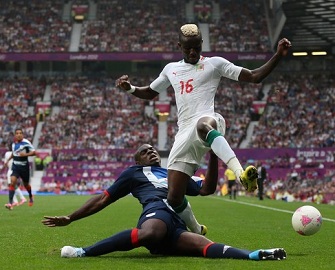 Micah Richards tacle Pape Demba le 26 juillet lors du match Angleterre Sngal aux Jeux Olympiques (1-1)