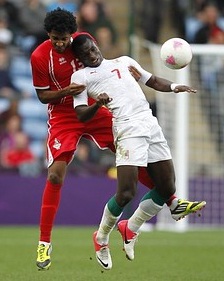 Moussa Konate face  Khamis Esmaeel lors du match Sngal Emirats le 1er aot 2012