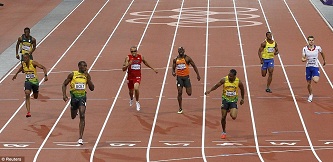 Usain Bolt franchit en tte la ligne d'arrive du 200 mtres des jeux olympiques de Londres