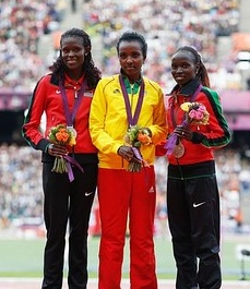 L'thiopienne Tirunesh Dibaba championne olympique sur marathon avec ses deux dauphines kenyanes :Jepkemoi Vivian Cheruiyot ( g) et Sally Jepkosgei Kipyego ( d)