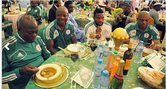Une partie du staff des Super Eagles à une réception