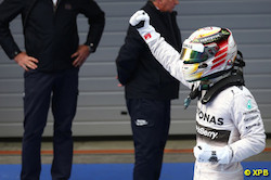 Lewis Hamilton clbre sa victoire aprs l'arrive de la course