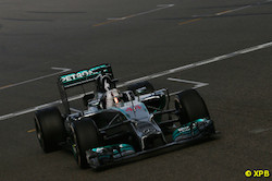 Lewis Hamilton traverse la ligne d'arrive en vainqueur