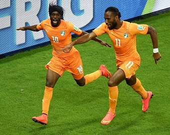 Gervinho et Didier Drogba clbrent le second but des lphants