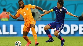 Didier Drogba affronte le capitaine japonaise Yasuhito Endo