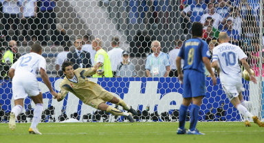 Zidane a ralis une splendide Panenka face  Buffon