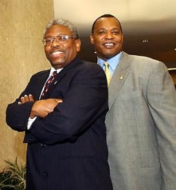 Clyde Holden  gauche et Kevin Cohee ont fusionn la Family Savings et la BBOC, ce qui a donn naissance  la premire banque afro-amricaine des Etats-Unis