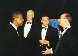 Robert L Johnson  gauche, en discussion avec Jeff Bezos ( droite) le fondateur d'amazon.com