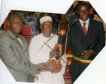 M. Birame Diouf, Ministre d ela culture Sénegal, Joseph Ndiaye , conservateur de la maison esclaves, Augustin Senghor, maire de Gorée, 2005