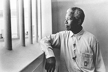 Nelson Mandela visitant la prison de Robben Island plusieurs annes aprs sa libration