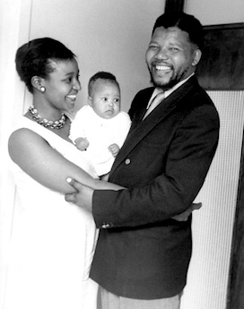 Mandela et Winnie en 1961 avec leur premier n, Zindzi