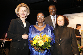 Mme le Ministre Ursula von der Leyen, M. Abdou Aziz Ndiaye de l'ambassade du Sngal et Mme Ricky Reiser, artiste-peintre